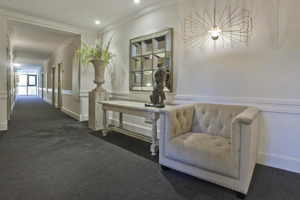 Posezení v ubytování Hotel Tres Reyes Pamplona