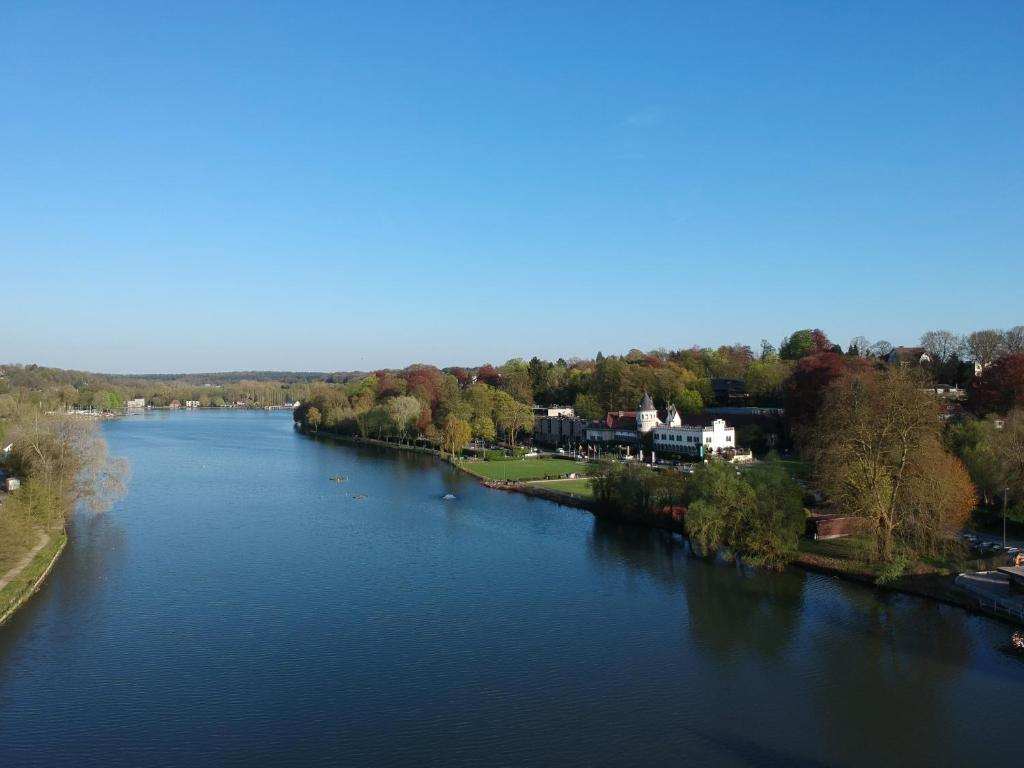 Výhled na řeku, která protéká v blízkosti hotelu