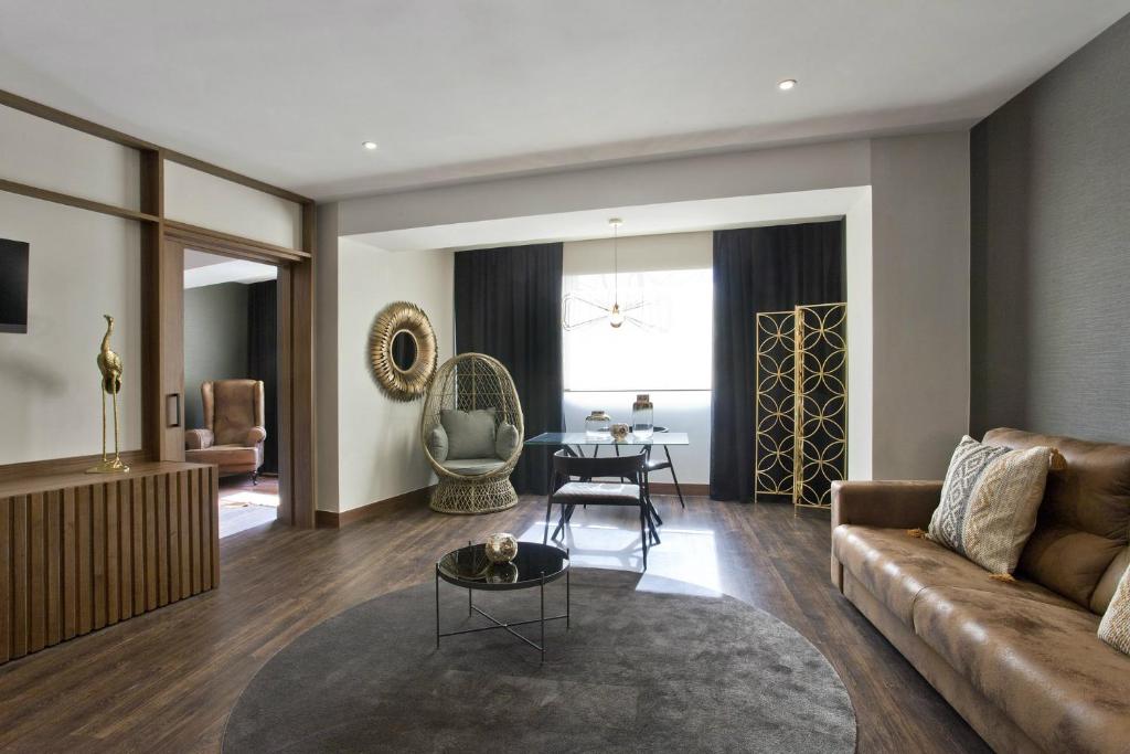 Posezení v ubytování Hotel Tres Reyes Pamplona