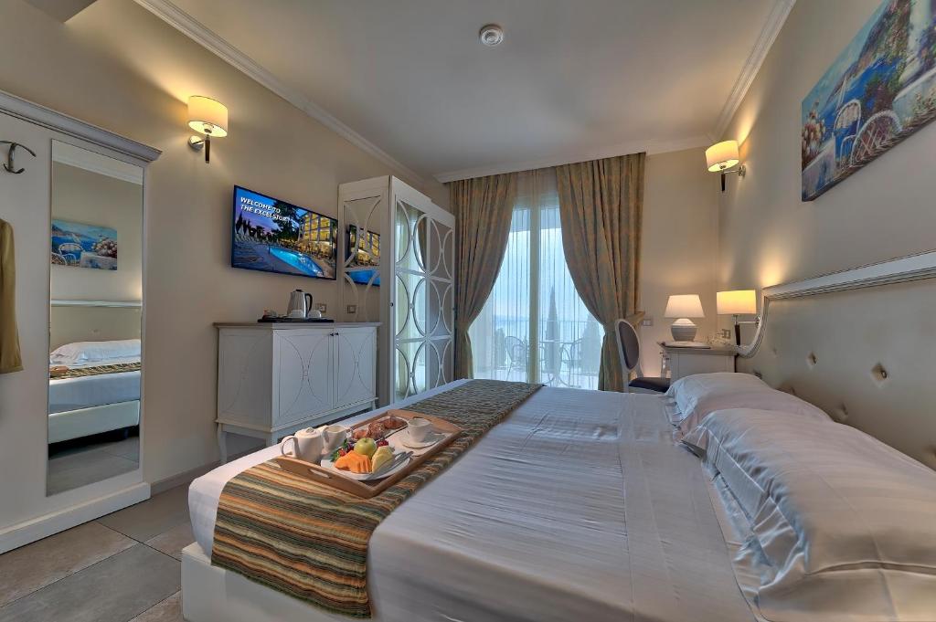 Postel nebo postele na pokoji v ubytování Hotel Excelsior Le Terrazze