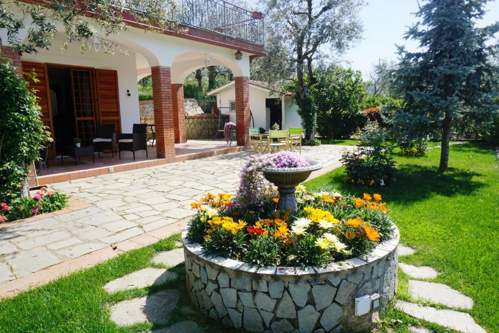 un giardino con fontana fiorita nel cortile di sorrento dream house a Piano di Sorrento