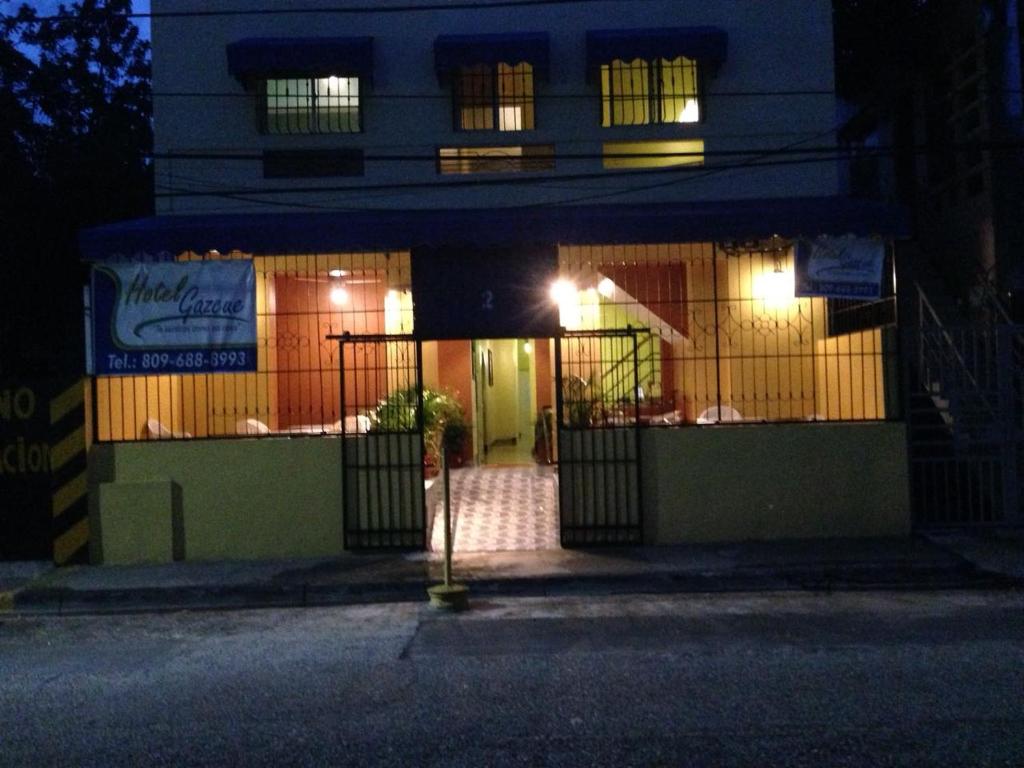un bâtiment avec une porte devant lui la nuit dans l'établissement Hotel Gazcue, à Saint-Domingue