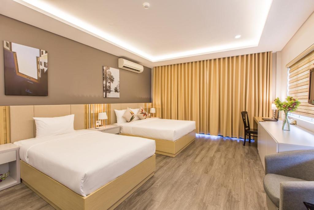 Giường trong phòng chung tại Binh Duong Resident Hotel