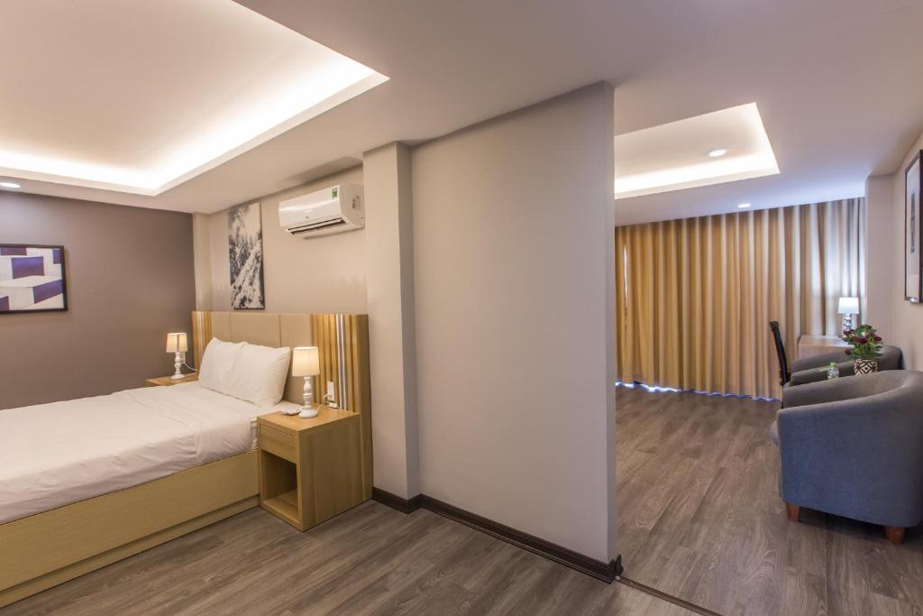 Giường trong phòng chung tại Binh Duong Resident Hotel