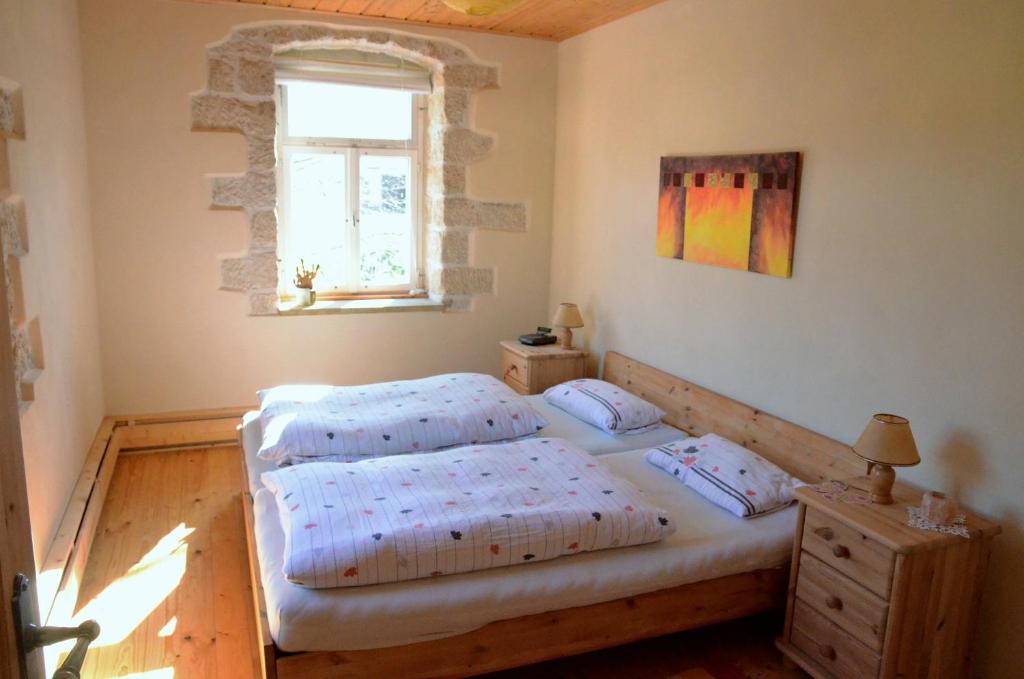 a bedroom with a bed and a window at FEWO natuerlich-wolf in Königstein an der Elbe