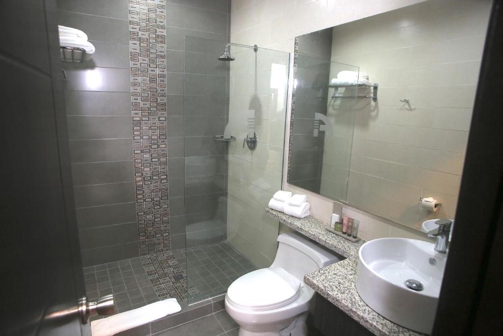 Koupelna v ubytování Aranjuez Hotel & Suites