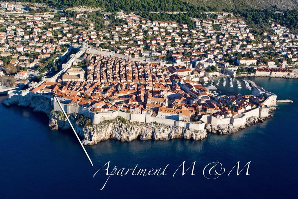 een luchtzicht op een klein eiland in het water bij Dubrovnik M&M apartment in Dubrovnik