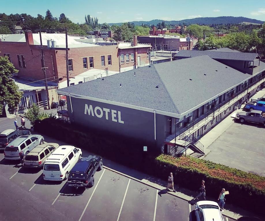 Monarch Motel photo