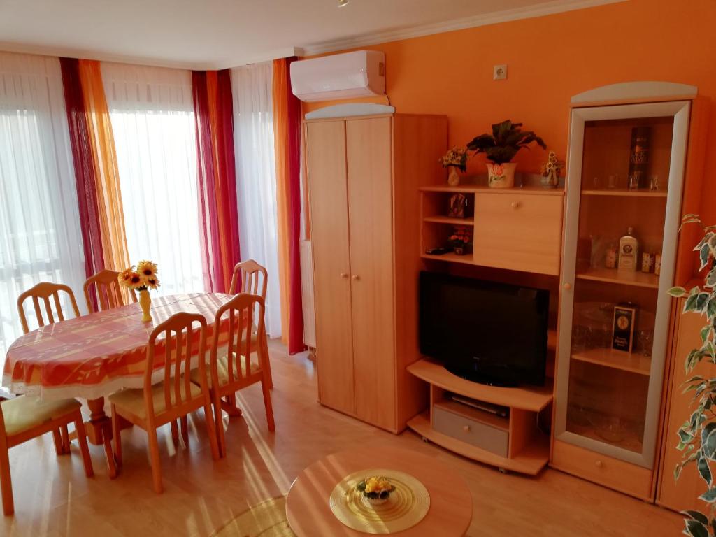Televízia a/alebo spoločenská miestnosť v ubytovaní Balaton Beach Apartman