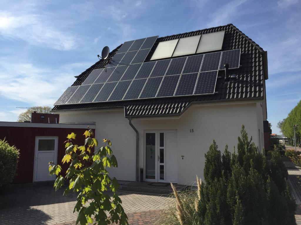 een huis met zonnepanelen op het dak bij Gästehaus Am Linus in Lingen