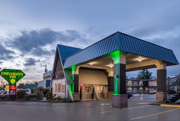 eine Tankstelle mit einem blauen und grünen Dach in der Unterkunft University Inn and Suites Eugene in Eugene