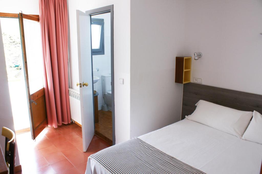 Postel nebo postele na pokoji v ubytování Hostal Plaja i Pati de Can Plaja