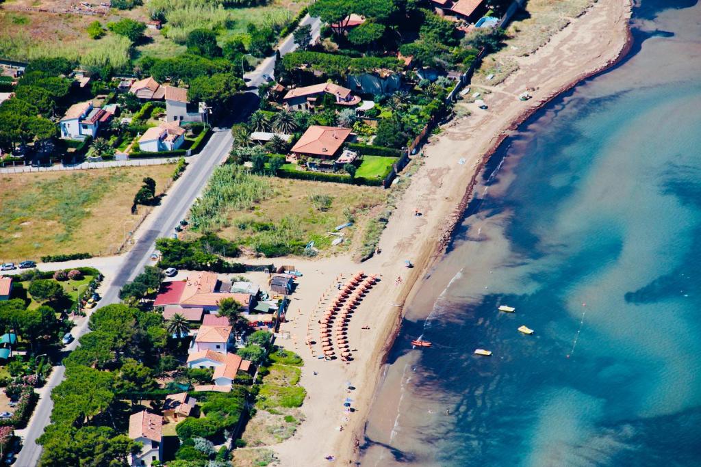 una vista aerea di una spiaggia con case e l'oceano di Hotel Villa Smeraldo a Orbetello