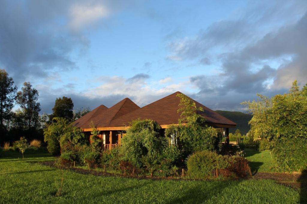 una casa en medio de un campo de hierba en Mapuyampay Lodge Gastronómico, en Santa Cruz