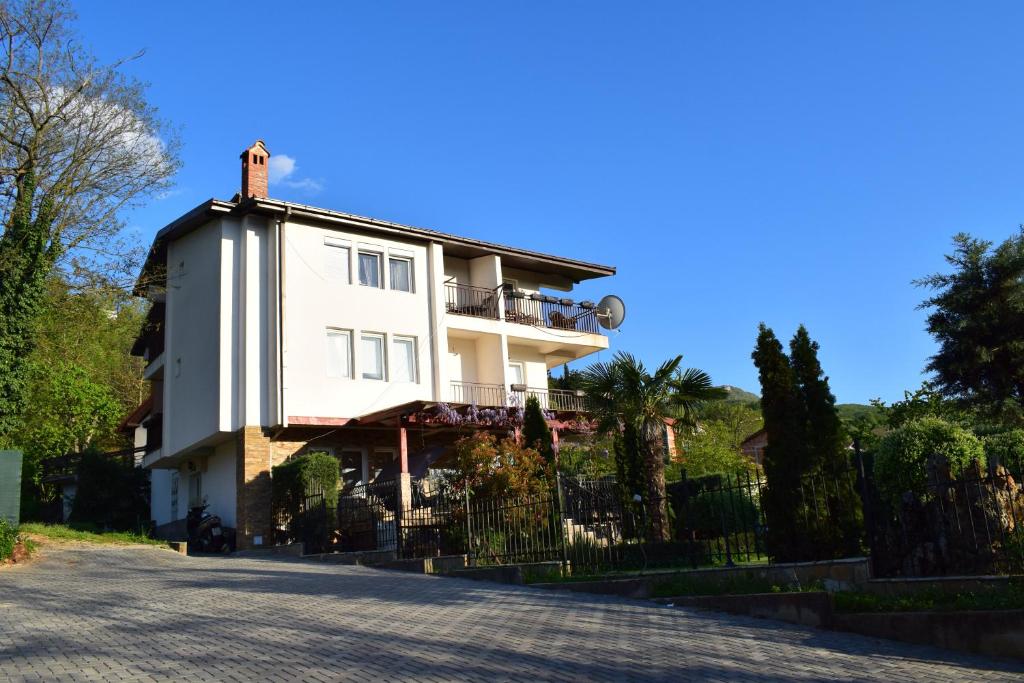 Villa White House