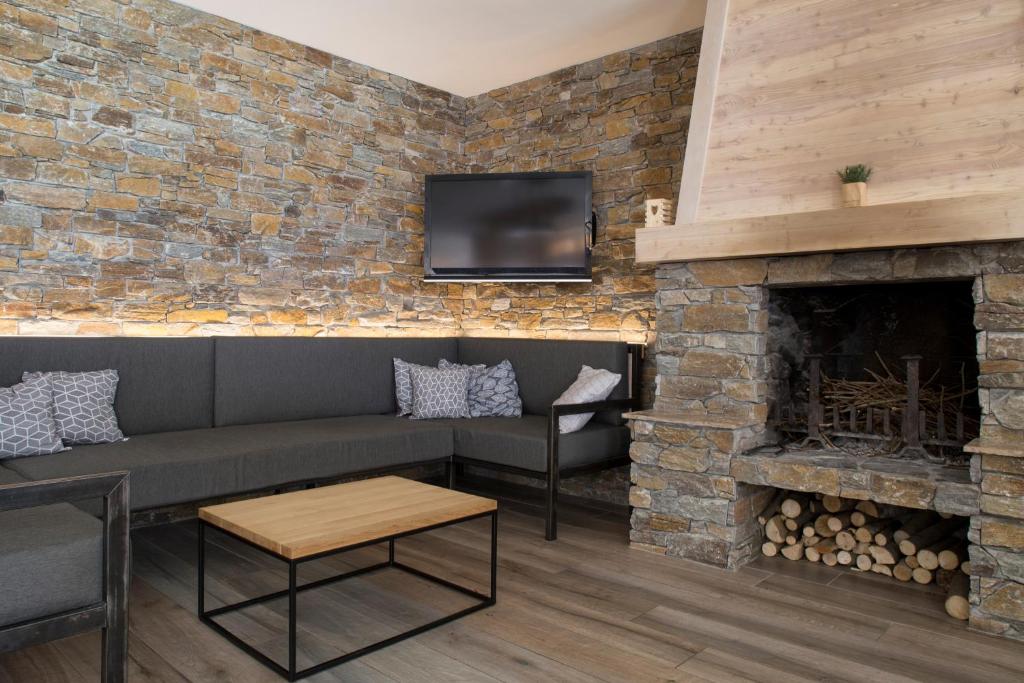TV a/nebo společenská místnost v ubytování Auberge La Douce Montagne