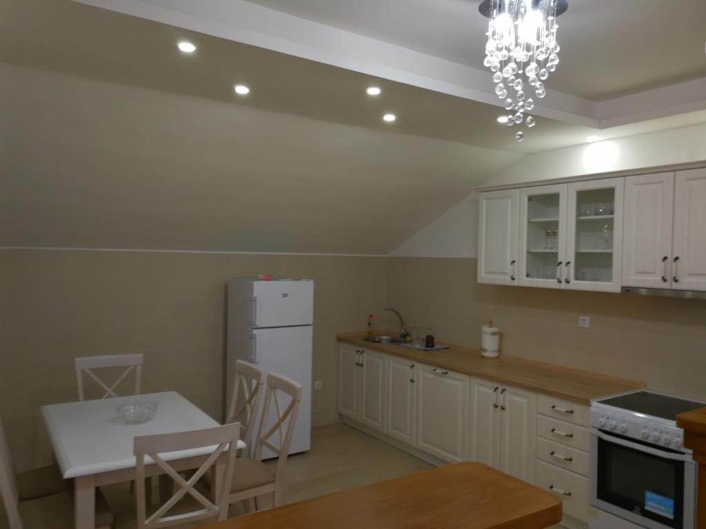 Virtuvė arba virtuvėlė apgyvendinimo įstaigoje Apartment Misulino