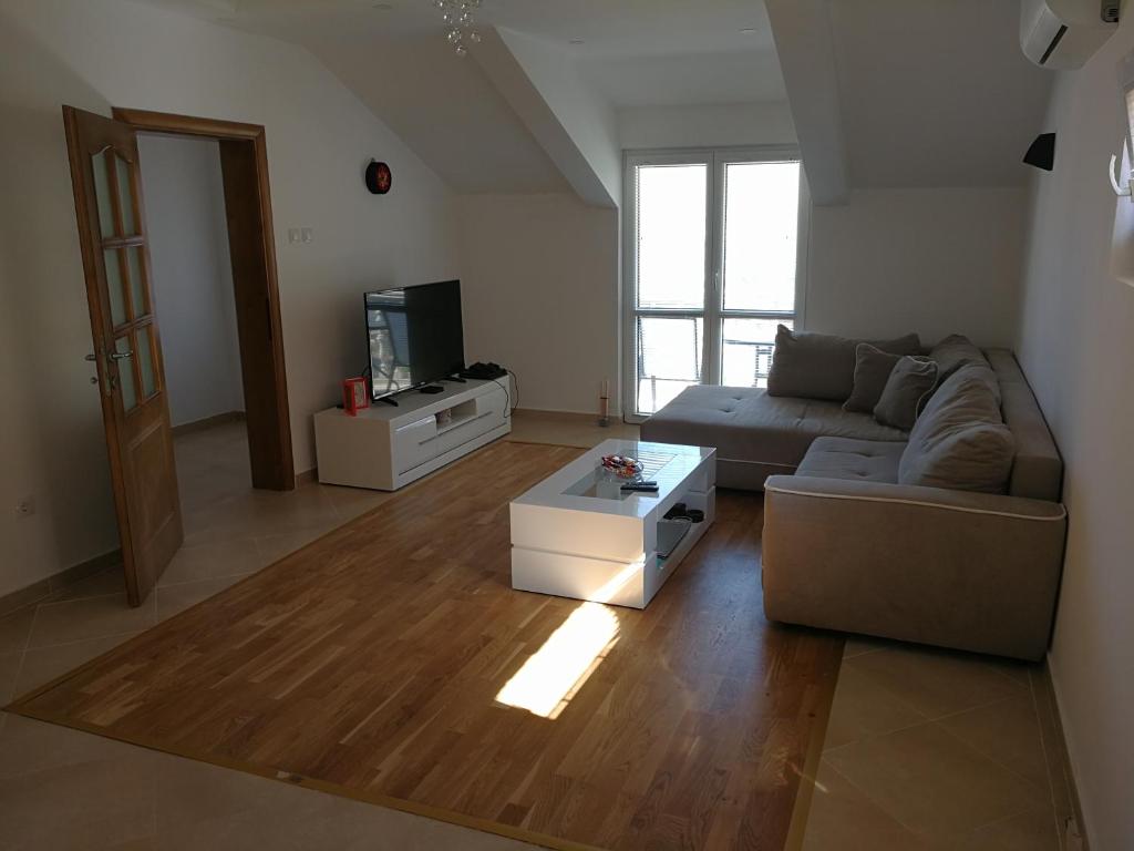 Svetainės erdvė apgyvendinimo įstaigoje Apartment Misulino