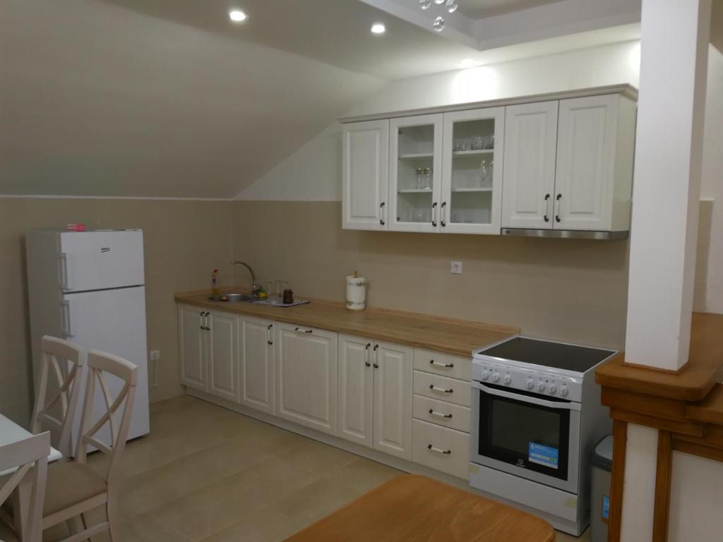 Virtuvė arba virtuvėlė apgyvendinimo įstaigoje Apartment Misulino