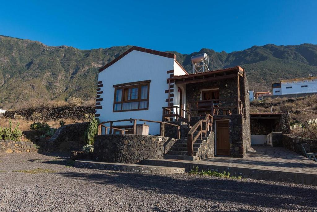 a small house in the middle of a mountain at Casa Rural La Pagarrona in Frontera