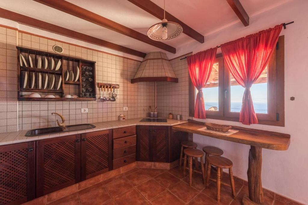 Kuchyň nebo kuchyňský kout v ubytování Casa Rural La Pagarrona