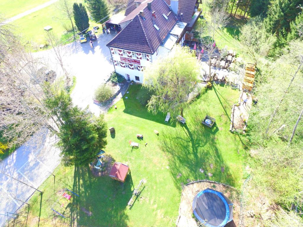 einen Blick über ein großes Gebäude mit einem Hof in der Unterkunft Landgasthof Zum Alten Reichenbach in Nesselwang