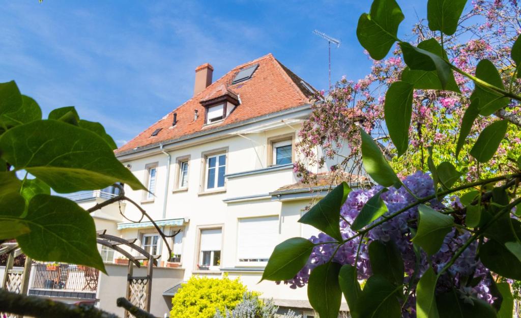 uma casa branca com um telhado vermelho em Carpe Diem Bed & Breakfast em Sélestat