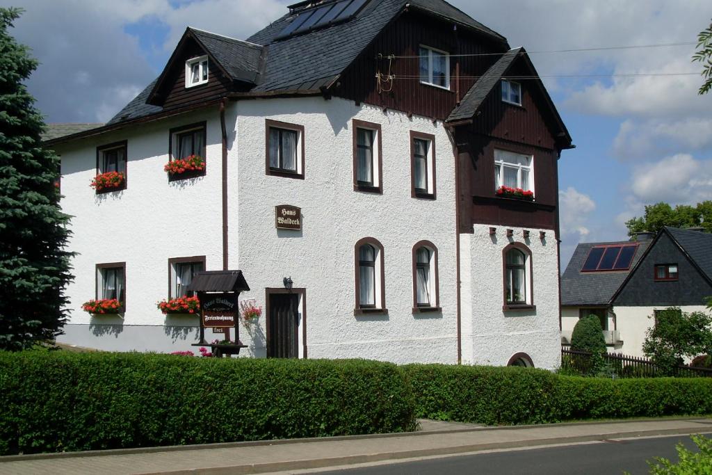 una grande casa bianca con tetto nero di Haus Waldeck a Kurort Altenberg