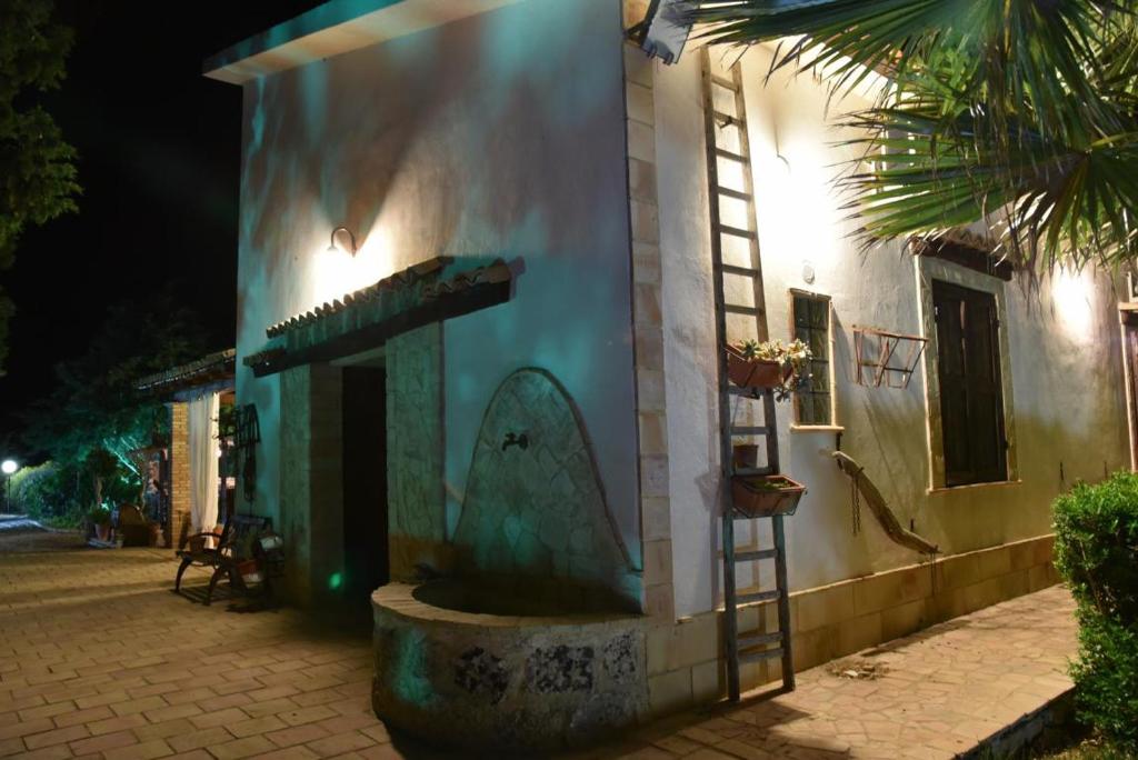 un edificio con un dipinto di una tavola da surf sopra di Bifarville Bed And Breakfast a Campobello di Licata