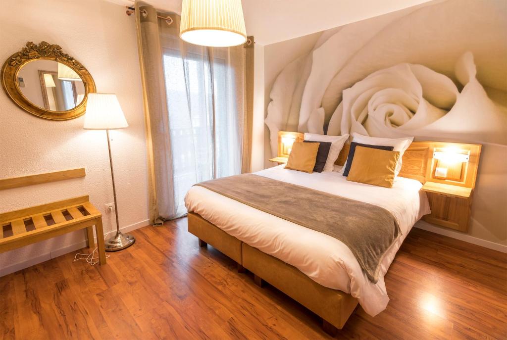 - une chambre avec un grand lit et une grande tête de lit dans l'établissement A l'Arbre Vert, à Wintzfelden