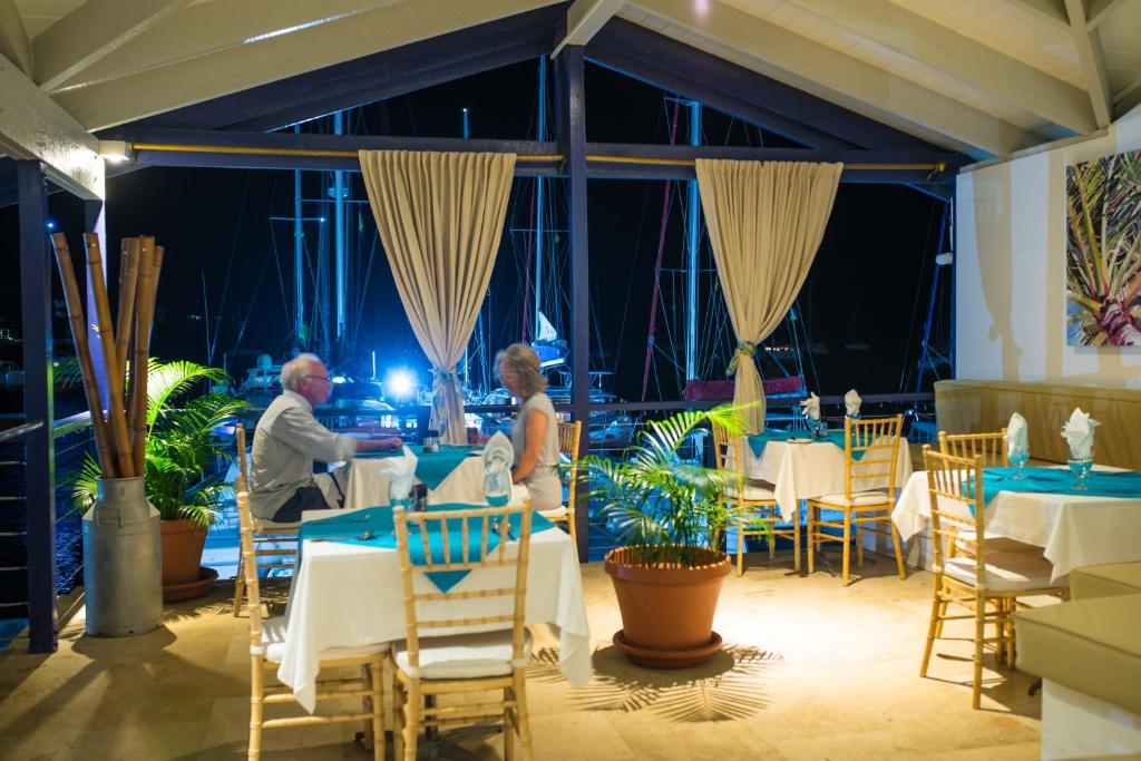 Restaurace v ubytování Blue Lagoon Hotel and Marina Ltd