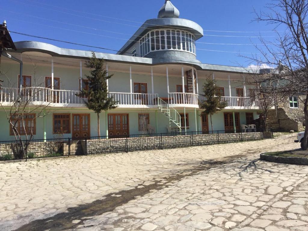 Lahıc的住宿－Lahic Hostel，顶部有圆顶的建筑