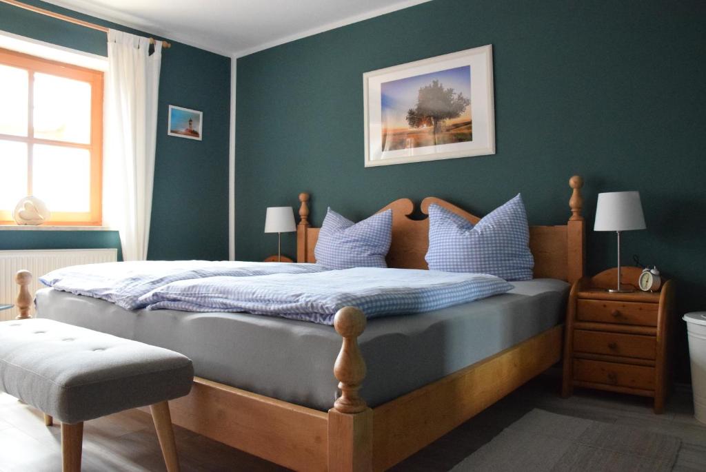 Un dormitorio con una cama grande con paredes azules. en Ferienhaus Eitel, en Spalt