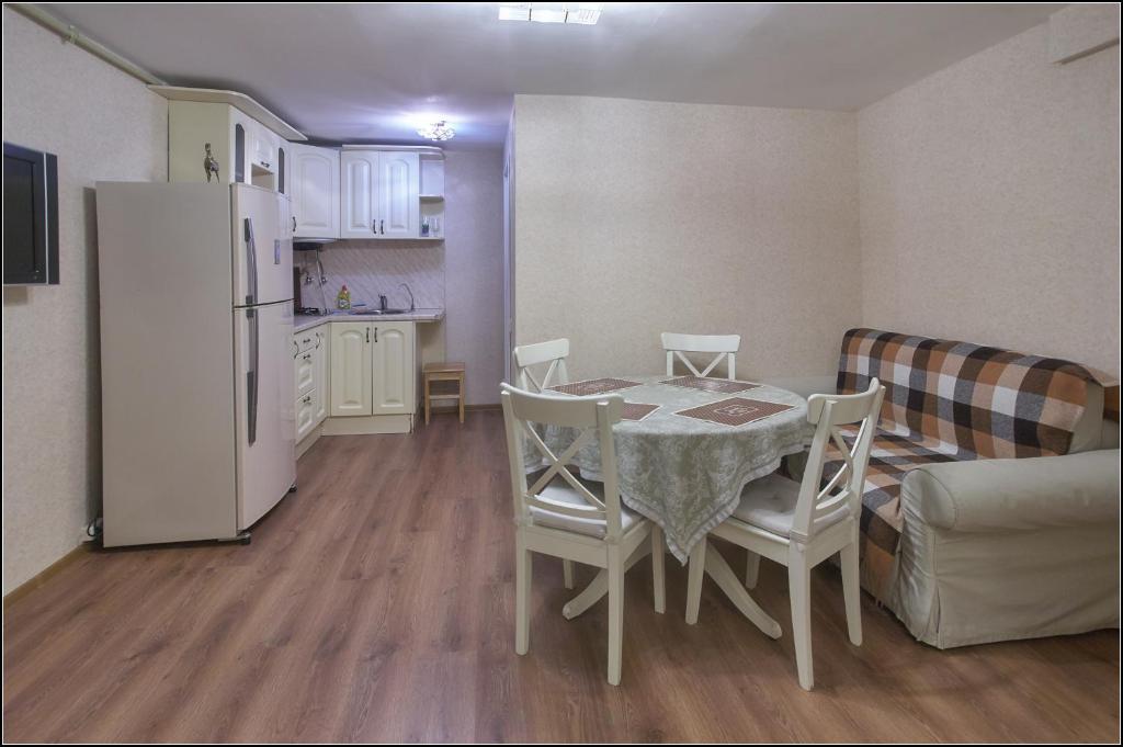 eine Küche und ein Esszimmer mit einem Tisch und Stühlen in der Unterkunft Apartments Morskaya 31 in Sankt Petersburg