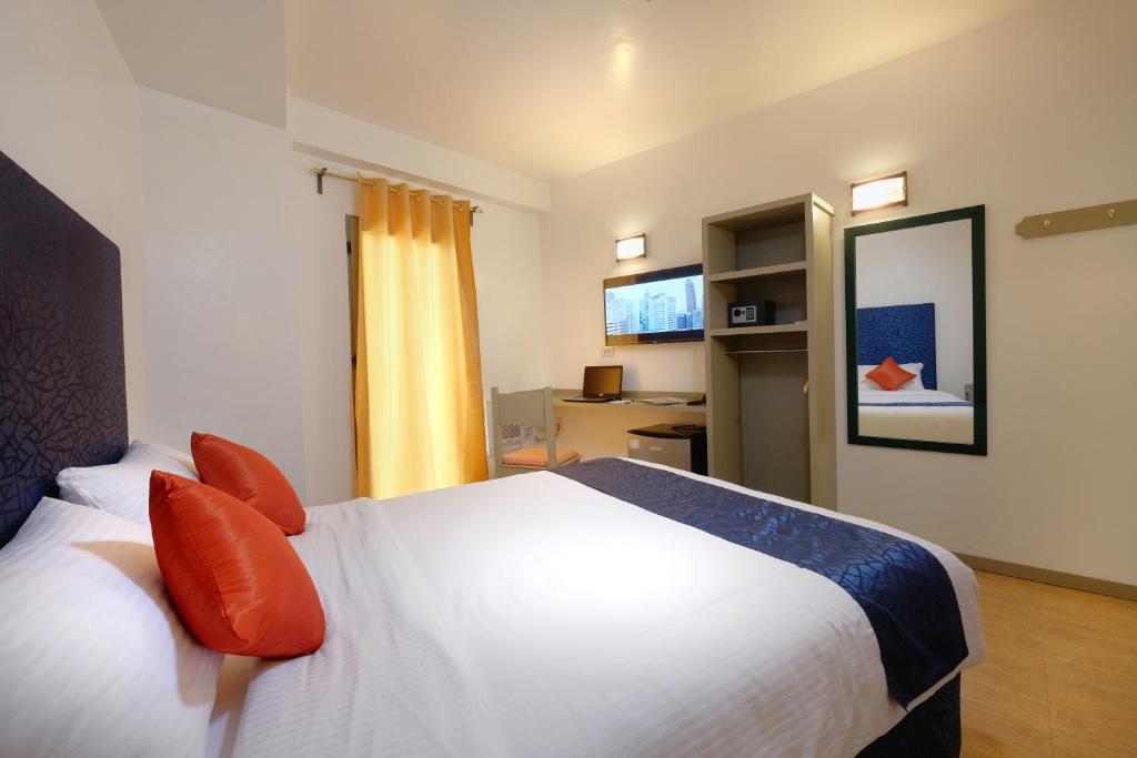 Postel nebo postele na pokoji v ubytování Frankfurter Deluxe Inn