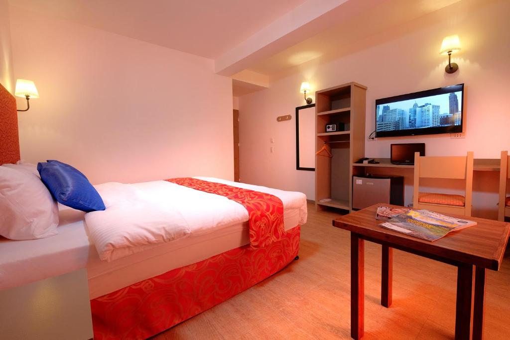 Postel nebo postele na pokoji v ubytování Frankfurter Deluxe Inn