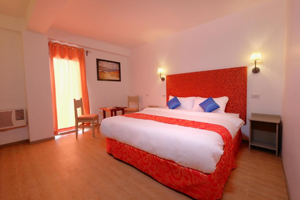 Postel nebo postele na pokoji v ubytování Frankfurter Deluxe Inn