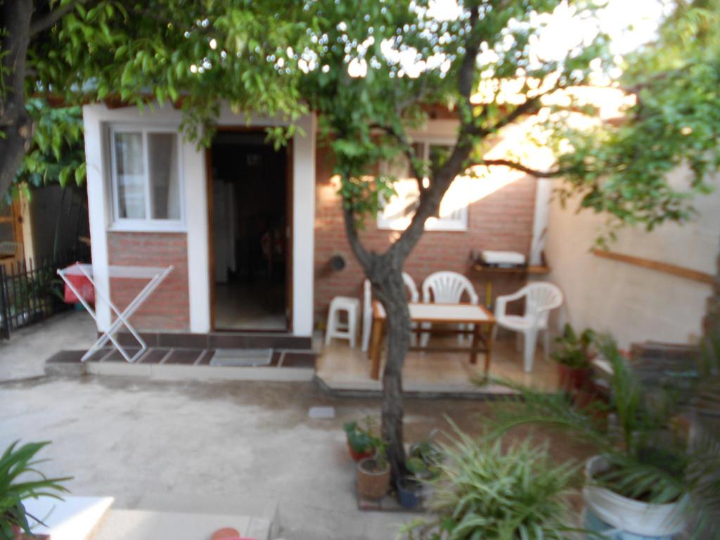 聖羅莎德克蘭穆齊塔的住宿－Departamentos Calamuchita，一个带桌椅和树的庭院