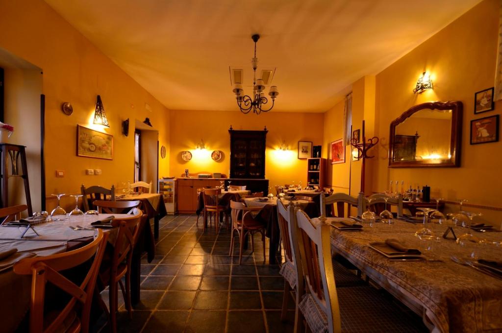 Reštaurácia alebo iné gastronomické zariadenie v ubytovaní Manouche Osteria B&B