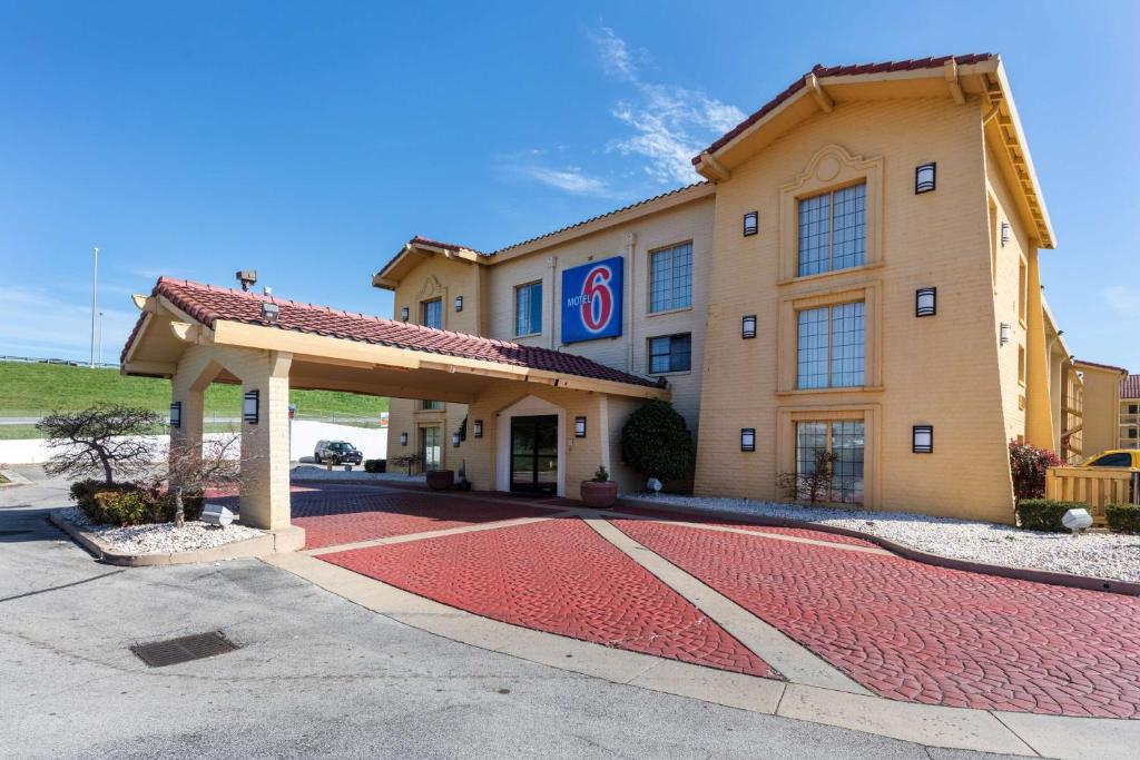 un hotel con una alfombra roja frente a un edificio en Motel 6-Knoxville, TN, en Knoxville