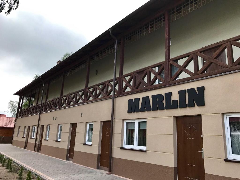 a building with a marlin sign on the side of it at Marlin - pokoje nad morzem in Bobolin