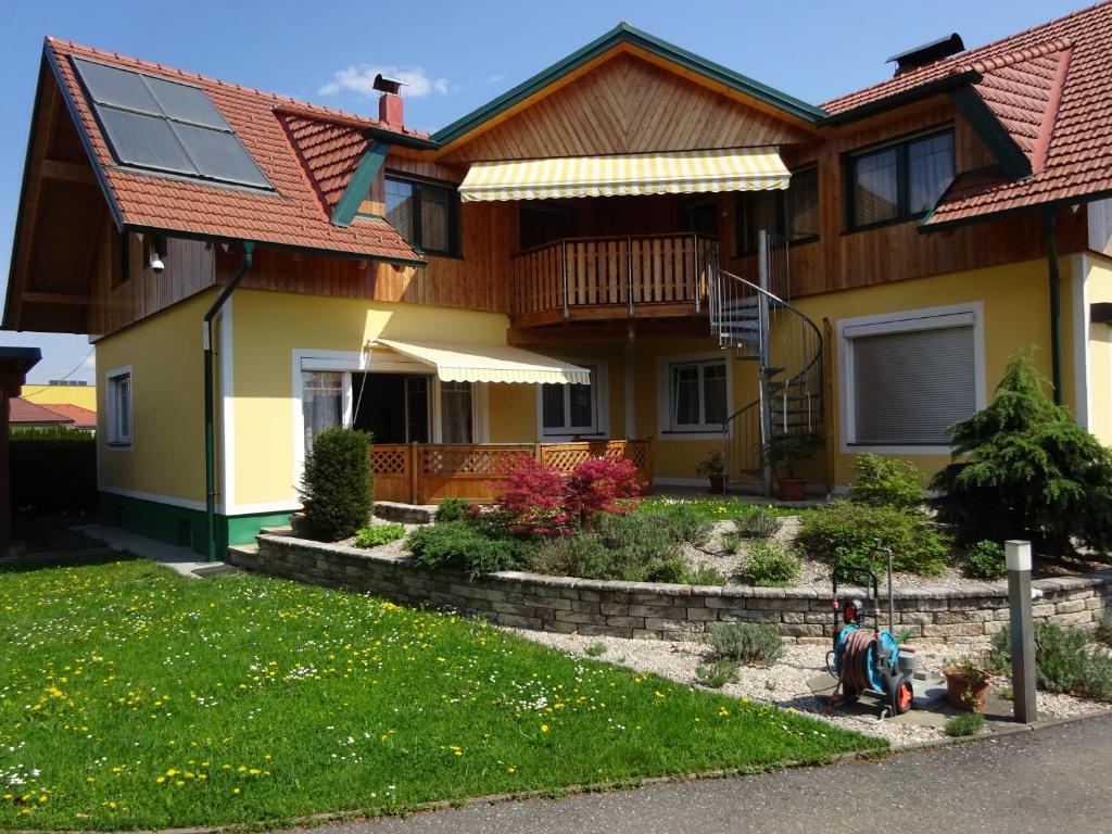 格拉茲的住宿－FeWo Graz，前面有消防栓的房子