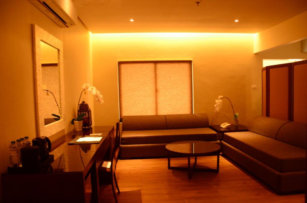 Posezení v ubytování Hotel Monticello Tagaytay
