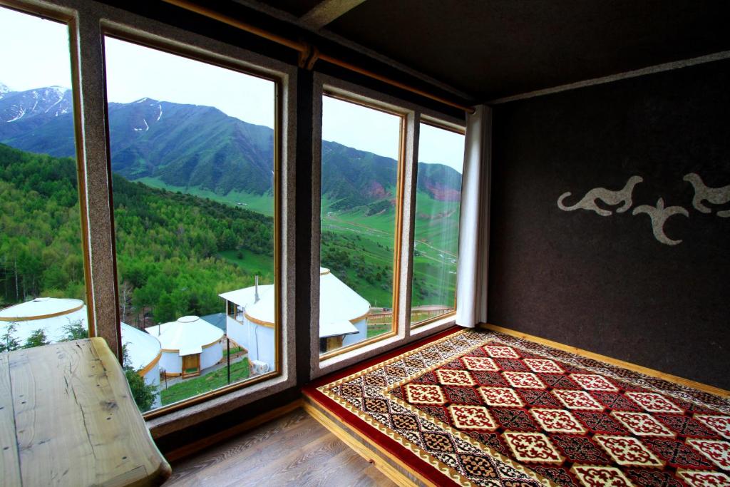 Nespecifikovaný výhled na hory nebo výhled na hory při pohledu z hotelu