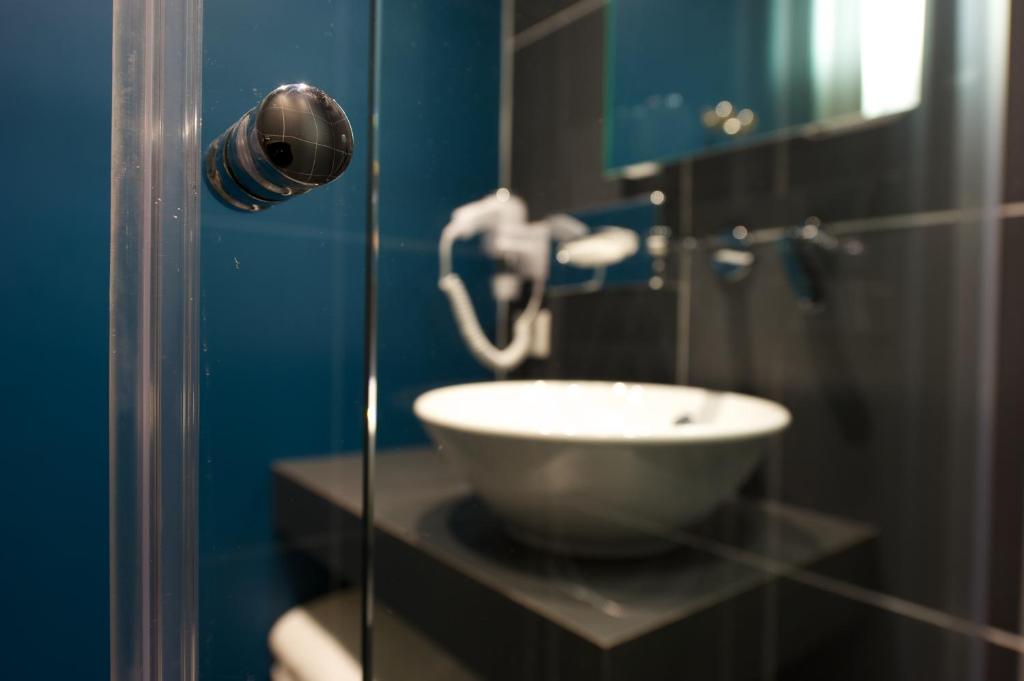 un bagno con lavandino a ciotola su un bancone di Nex Hôtel a Tarbes