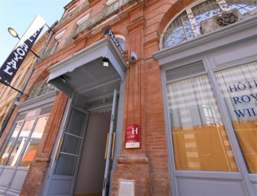 an entrance to a building with a revolving door at Hostel20 Toulouse Wilson in Toulouse
