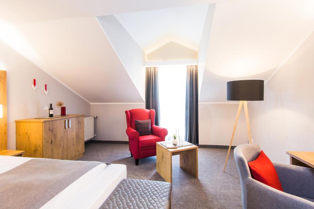 TV a/nebo společenská místnost v ubytování Genusshotel "Zum Wendl"