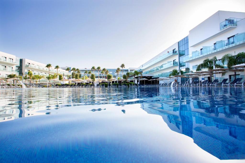 une piscine en face d'un hôtel dans l'établissement Hipotels Gran Conil & Spa, à Conil de la Frontera