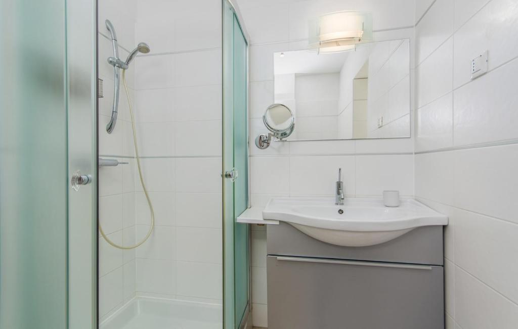 biała łazienka z umywalką i prysznicem w obiekcie Apartment Riva Porec w Poreču