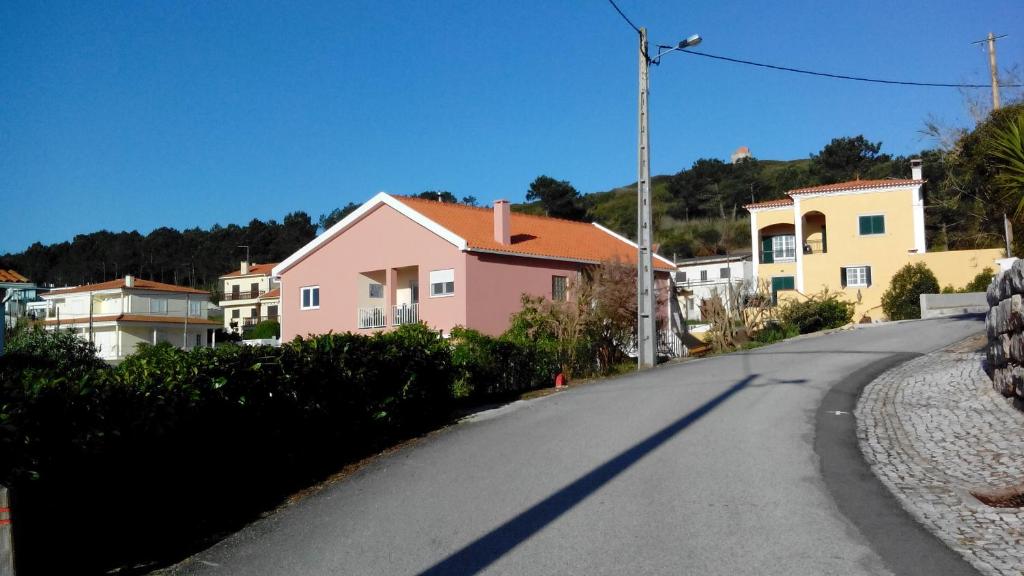 eine leere Straße in einer Stadt mit rosa Häusern in der Unterkunft Casa da Lis in Salir de Porto